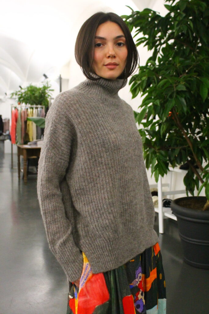 Talking Walls Pullover Holly Perlata